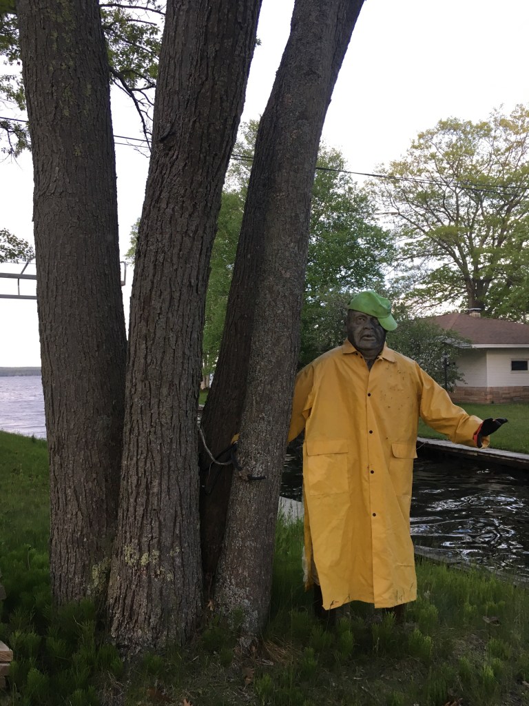 Un maniquí con chubasquero amarillo