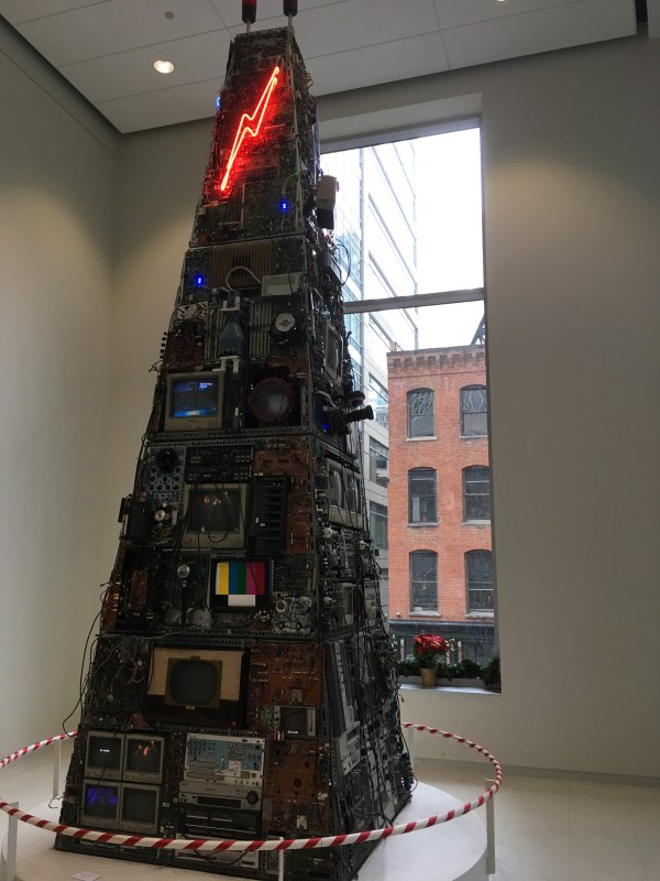 El árbol navideño de la bola de cristal