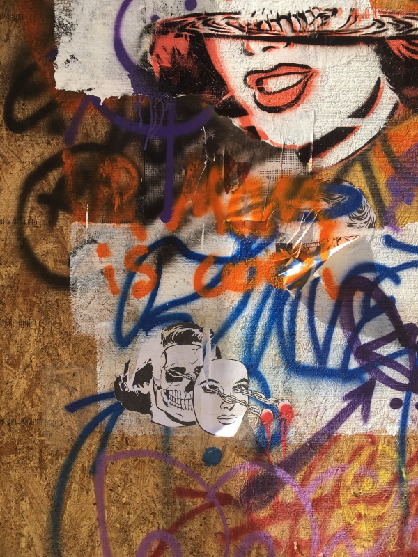 Un grafiti pop de la boca de una chica