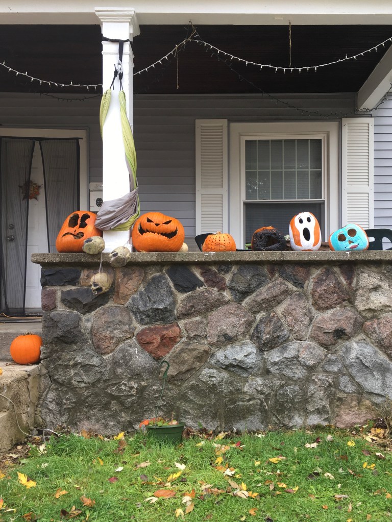 Varias calabazas decorando una casa en Halloween