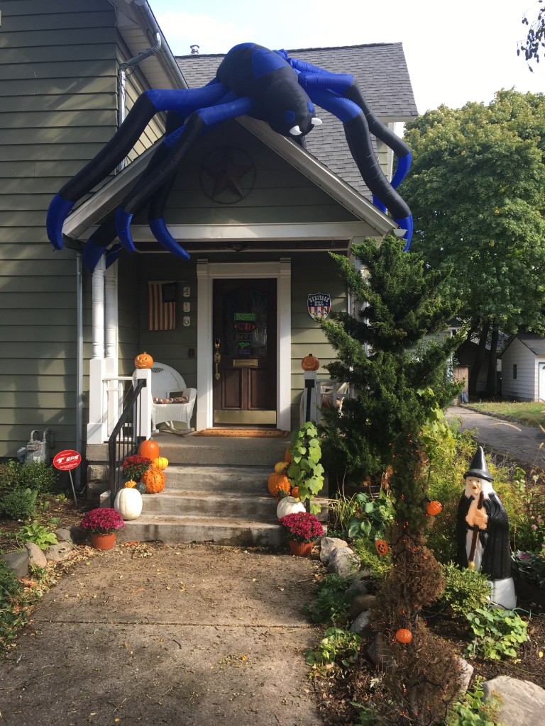 Una araña hinchable en el tejado en Halloween