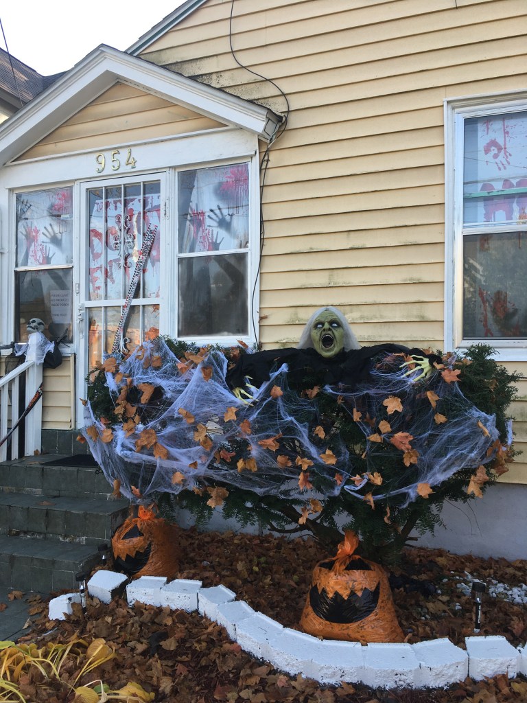 Una bruja en el jardín en Halloween