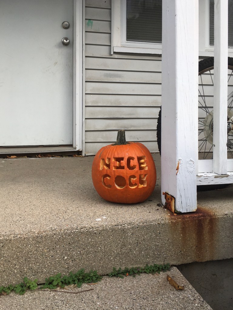 Una calabaza en la puerta