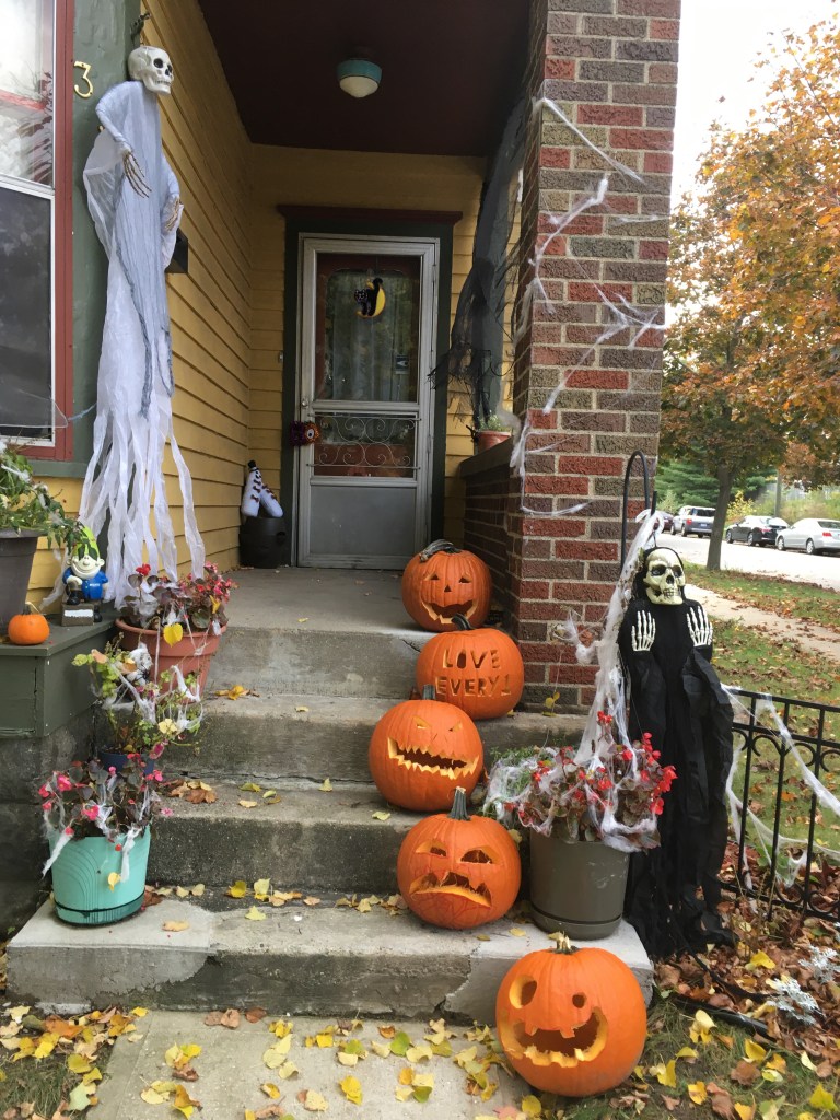 Calabazas y esqueletos en la escalera