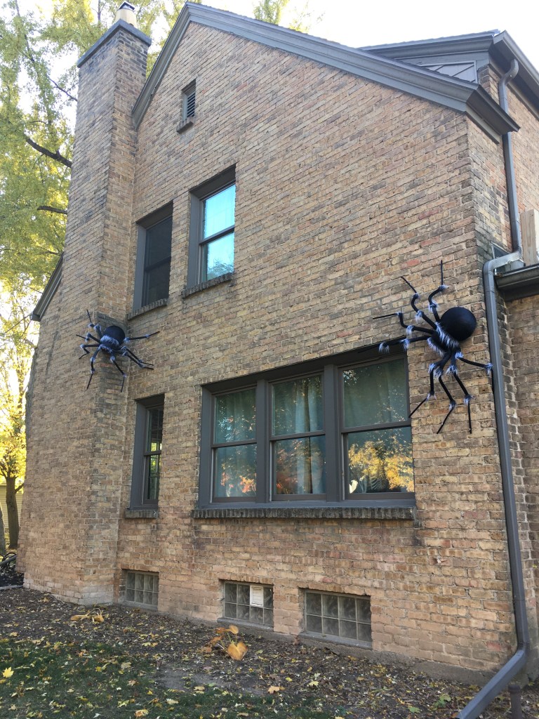 Una casa decorada con arañas gigantes en Halloween