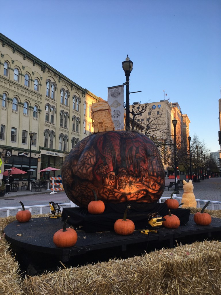 una calabaza iluminada en la calle