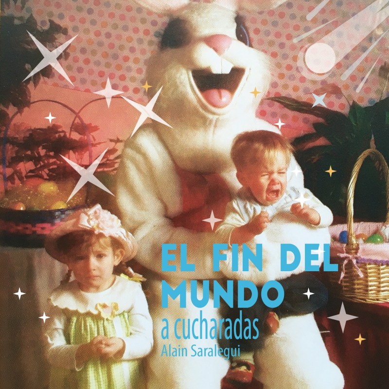 Dos niños asustados con el conejito de pascua