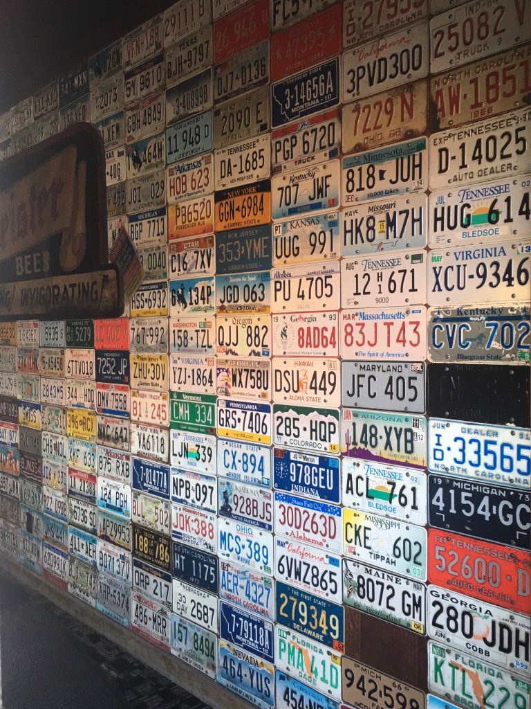 Cientos de matrículas de coches en un bar