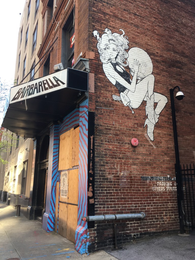 Grafiti de Barbarella en la pared