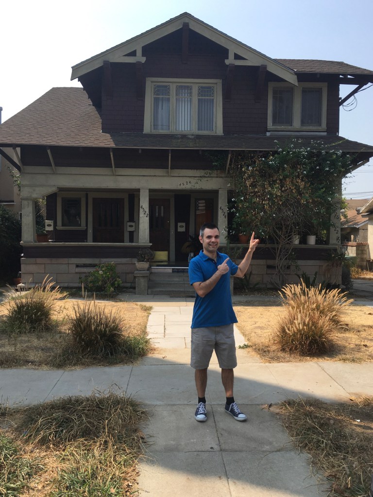 Frente a la casa de Frenchy en Grease