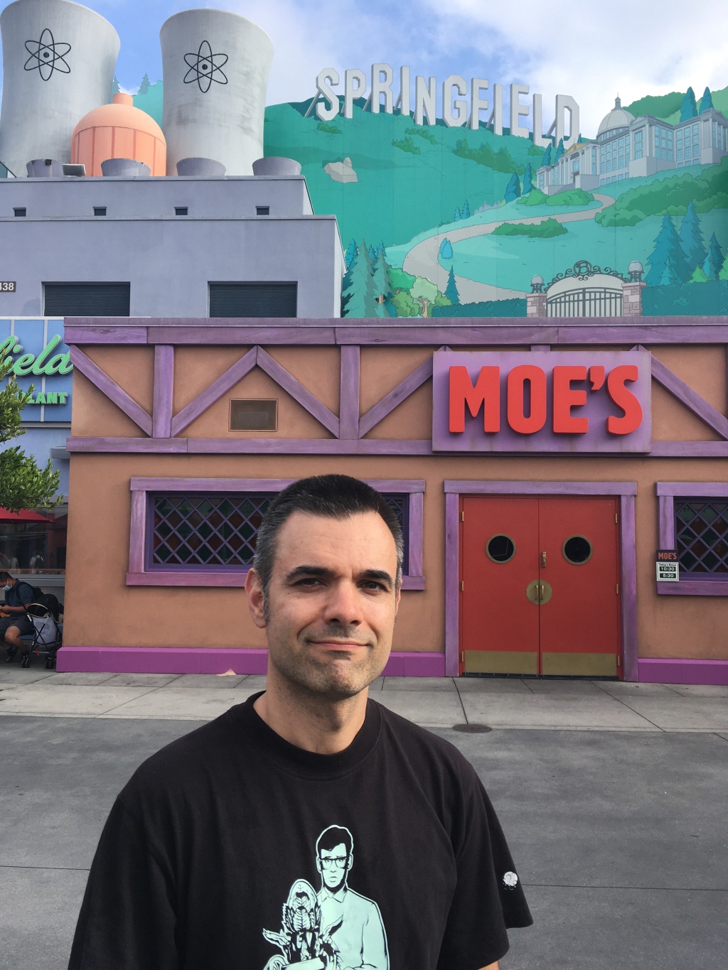Alain frente al bar de Moe en Universal Studios