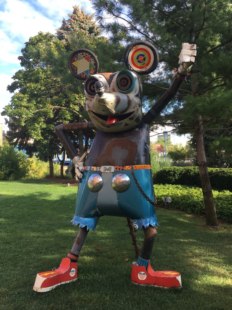 Una figura gigante de Mickey Mouse en el parque