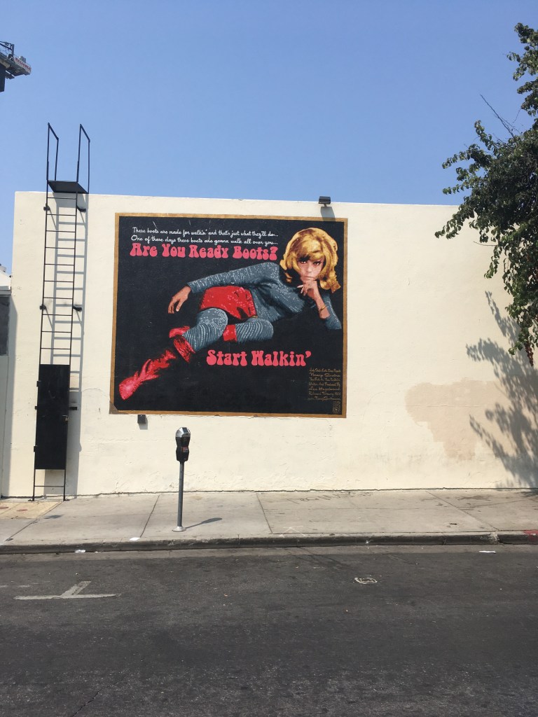 Cartel de Nancy Sinatra en una calle de Hollywood