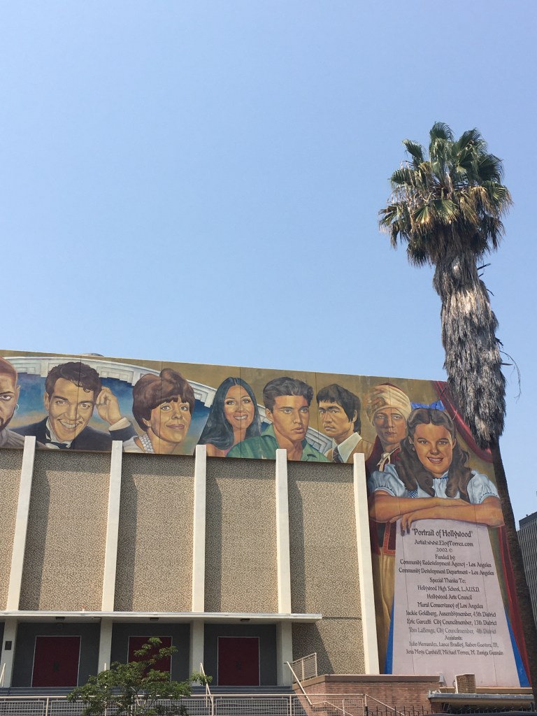 Cher, Judy Garland, Elvis Presley y Cantinflas en un mural de Hollywood