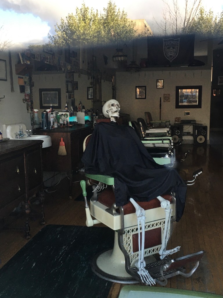 Un esqueleto sentado en la silla del barbero