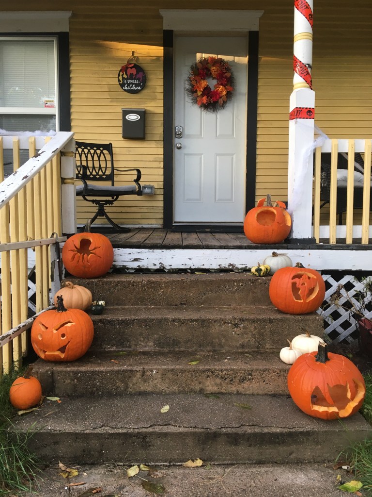 la escalera de una casa decorada con calabazas en Halloween