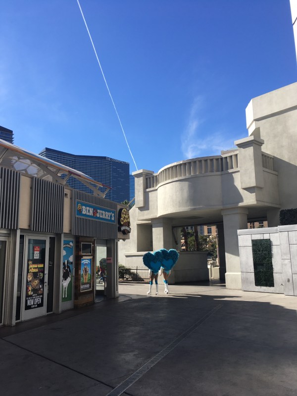 Dos chicas con alas de corazones a lo lejos