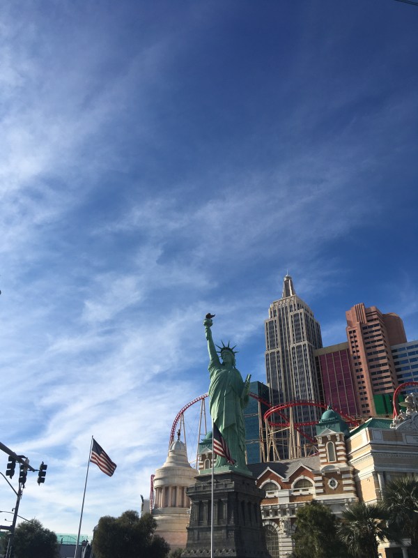 La estatua de la Libertad frente a un hotel en Las Vegas