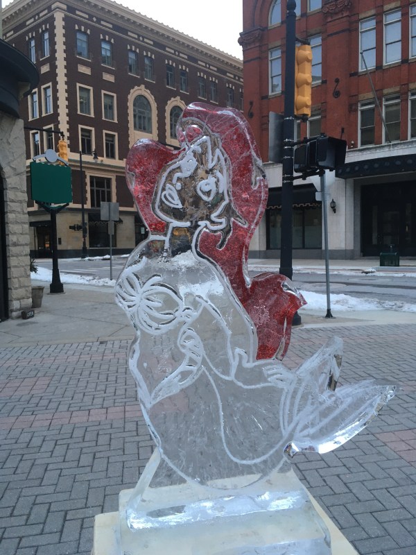 Figura de hielo de la Sirenita en la calle