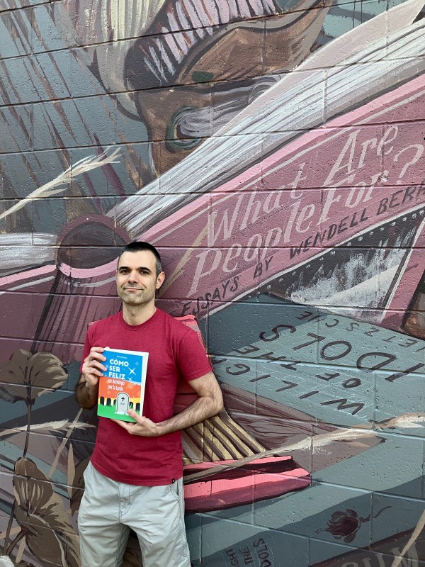 Alain Saralegui posando con su nuevo libro