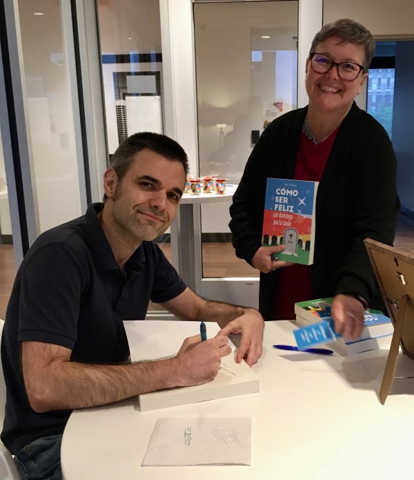 Alain Saralegui firmando su segundo libro
