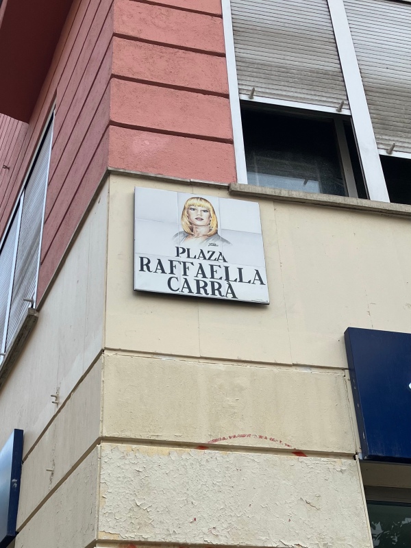 Placa de la plaza de Raffaella Carrá en Madrid