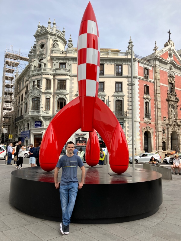 Posando frente al cohete de Tintín en Madrid