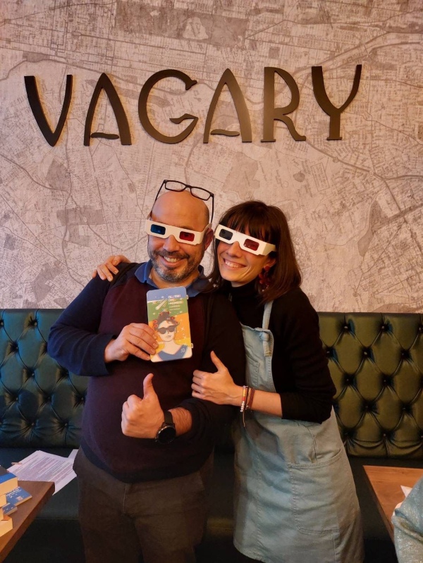 Javi y Miriam posando con gafas 3D en la cafetería Vagary