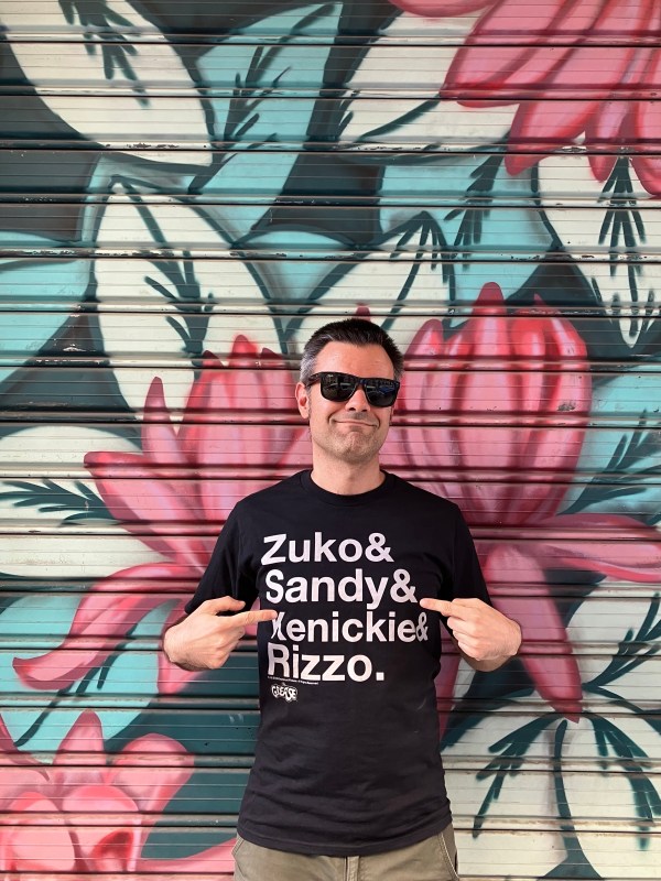 Posando con la camiseta de la película Grease