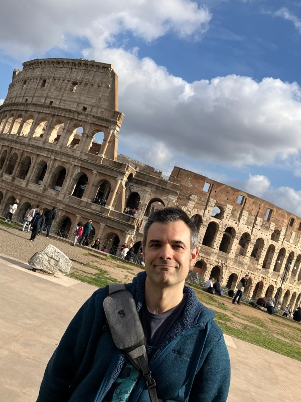 Posando frente al Coliseo romano