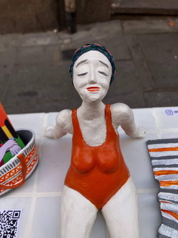 Figura de una señora en bañador