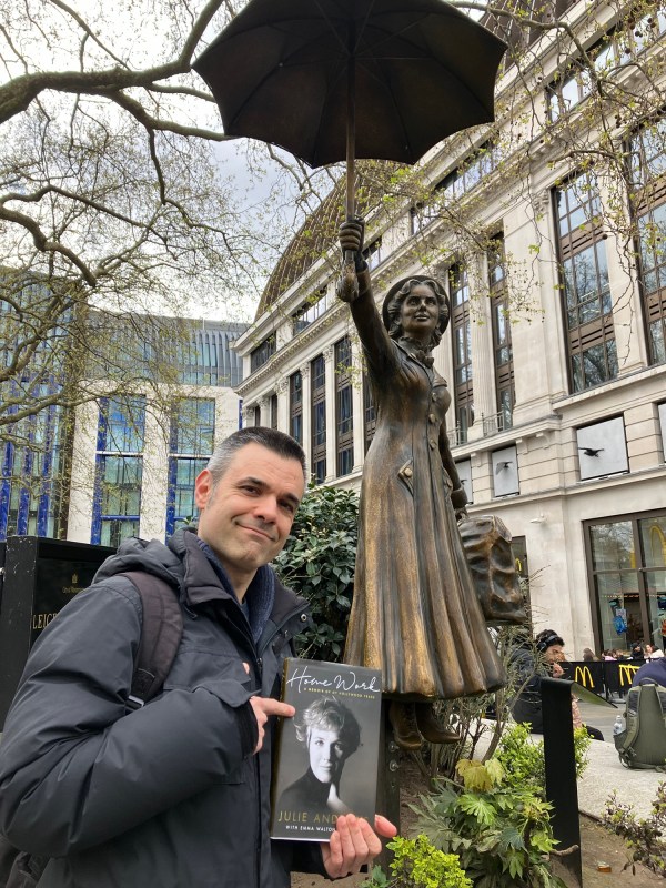 Estatua de Mary Poppins en Leicester Square en Londres