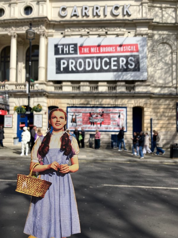 Delante del teatro Garrick de Londres viendo el musical Los Productores